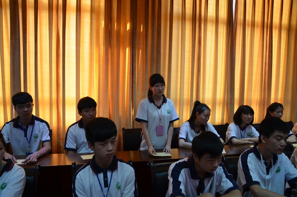 三明农校召开2016年青春同行圆梦助学贫困生座谈会暨励志助学金发放