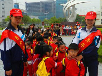 幼儿园组织来校游园2副本.jpg